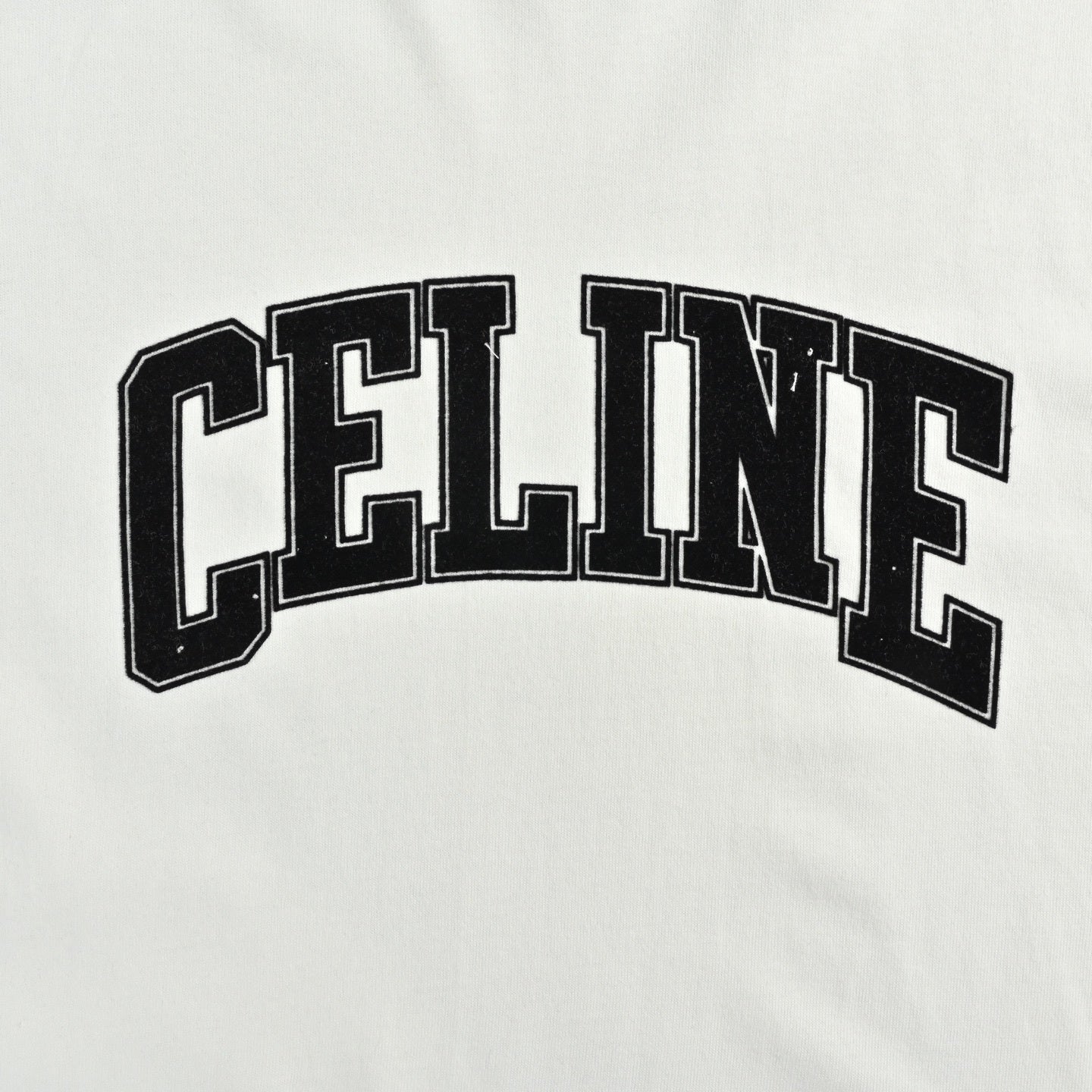 Arc-shaped flocked print T-shirt